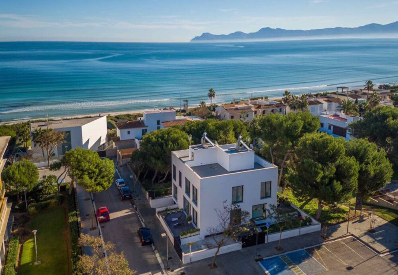 Stadthaus in Platja de Muro - Haus nur wenige Meter vom Meer entfernt in Playa de Muro